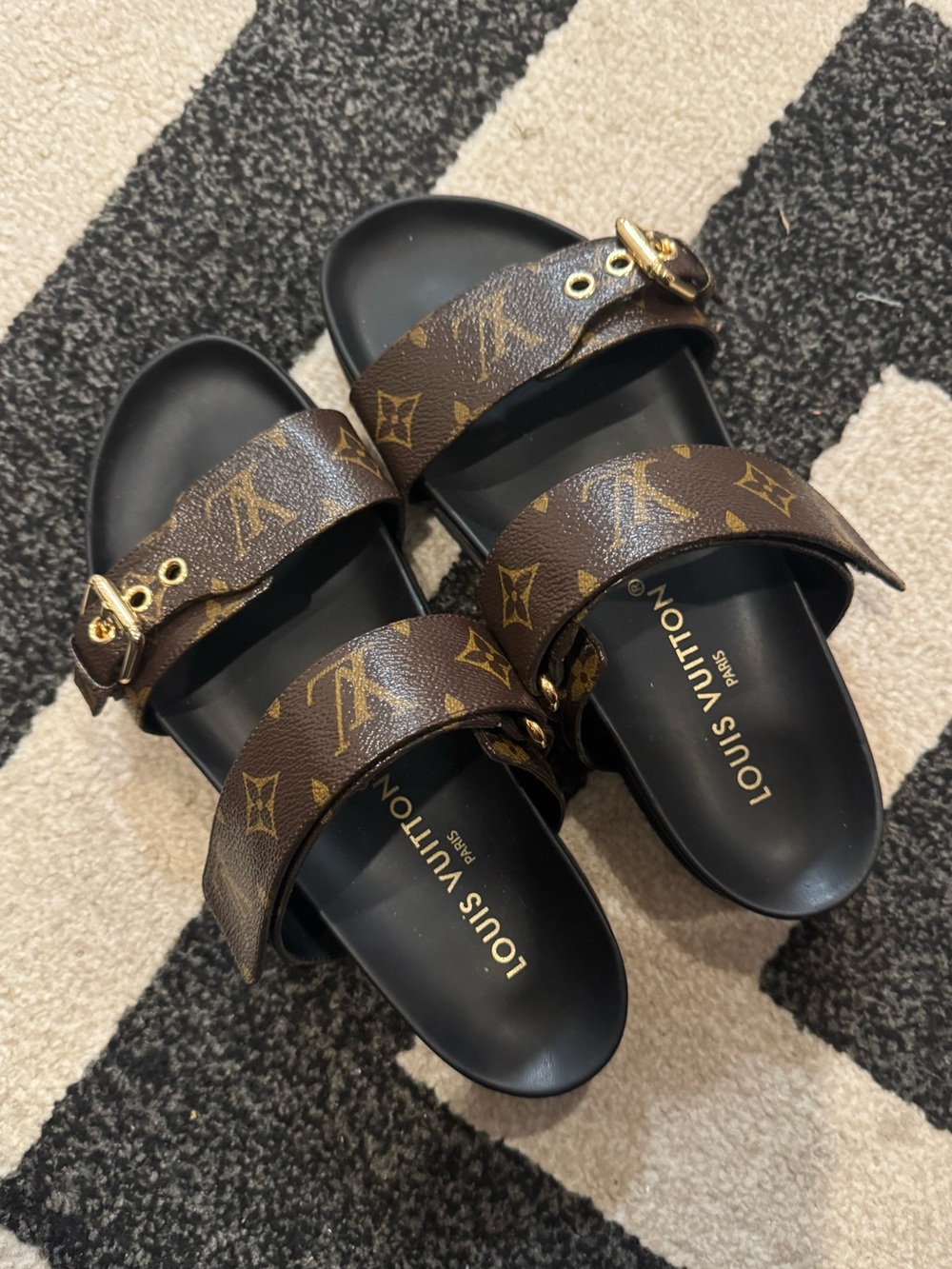 Louis Vuitton Brown Monogram slides in EU 40/US 10